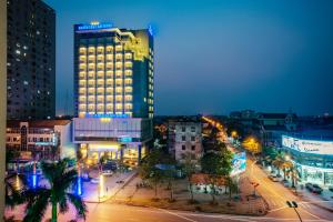 Lam Giang Hotel في فينه: مبنى طويل في مدينة في الليل