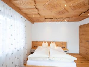 Postel nebo postele na pokoji v ubytování Chalet in Zell am Ziller near Ski Lift