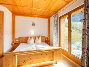 Postel nebo postele na pokoji v ubytování Chalet in Zell am Ziller near Ski Lift