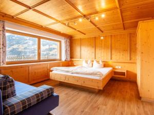 Postel nebo postele na pokoji v ubytování Chalet in Zell am Ziller near Ski Lift