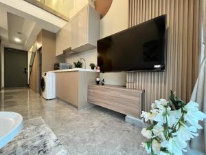 Residensi Agile Delima by Times 8 tesisinde bir televizyon ve/veya eğlence merkezi