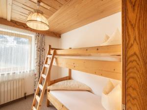 Postel nebo postele na pokoji v ubytování Chalet in Zell am Ziller near Ski Lift