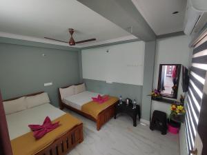 Postel nebo postele na pokoji v ubytování Sri Aksha Residency