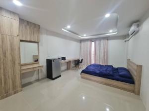A bed or beds in a room at หลังมอ บิวตี้ อพาร์ตเมนต์