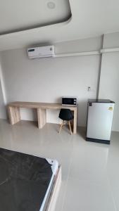A kitchen or kitchenette at หลังมอ บิวตี้ อพาร์ตเมนต์