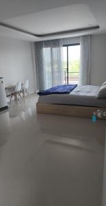 A bed or beds in a room at หลังมอ บิวตี้ อพาร์ตเมนต์