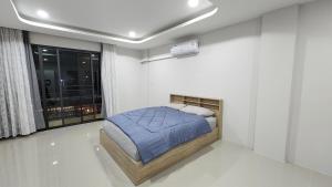 A bed or beds in a room at หลังมอ บิวตี้ อพาร์ตเมนต์