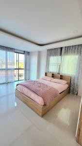 A bed or beds in a room at หลังมอ บิวตี้ อพาร์ตเมนต์