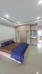 A bed or beds in a room at หลังมอ บิวตี้ อพาร์ตเมนต์