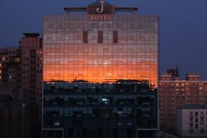 un edificio con un cartel de hotel encima en J Hotel en Ulán Bator