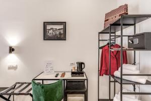 a room with a desk and a shelf with a table at Effe Luxury Rooms in Rome