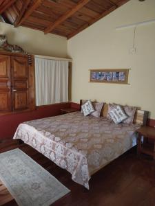 Ένα ή περισσότερα κρεβάτια σε δωμάτιο στο Kumaon deodara cottages