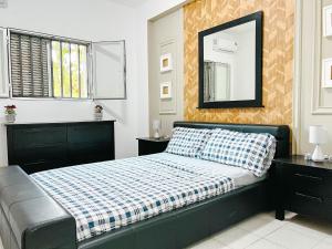 a bedroom with a bed and a mirror on the wall at Apartment D - 3 Bedrooms in Cope