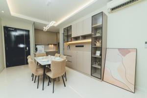 a kitchen and dining room with a table and chairs at Sky88 De Next 2br4pax Near CIQ KSL Midvalley by Our Stay in Johor Bahru