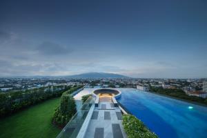 Bazén v ubytování Entire Condo in Central City nebo v jeho okolí