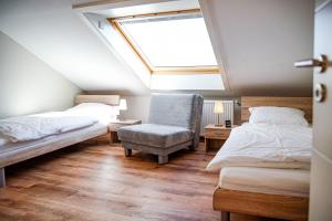 En eller flere senge i et værelse på FeWo Siebenstern