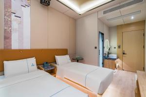 Postel nebo postele na pokoji v ubytování 安汇文化酒店 朝阳高铁站石佛营地铁站店