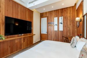 TV o dispositivi per l'intrattenimento presso Pillow Window & Listen to Rain Hostel Museum Branch Pingjiang Road, Suzhou