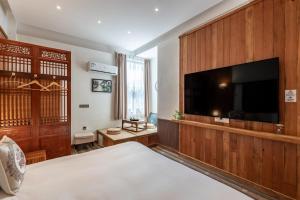TV o dispositivi per l'intrattenimento presso Pillow Window & Listen to Rain Hostel Museum Branch Pingjiang Road, Suzhou