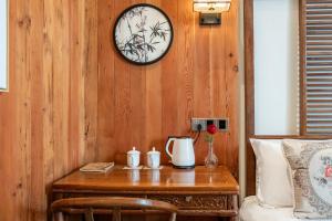 Set per la preparazione di tè e caffè presso Pillow Window & Listen to Rain Hostel Museum Branch Pingjiang Road, Suzhou