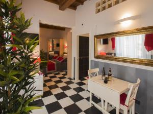 comedor con mesa y suelo a cuadros en Locanda di Mosconi, en Florencia