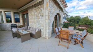 Χώρος καθιστικού στο Panorama Stone Villa