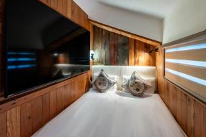 Letto o letti in una camera di Pillow Window & Listen to Rain Hostel Museum Branch Pingjiang Road, Suzhou