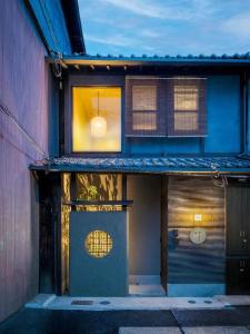 a building with a window on the side of it at Yotsuki Machiya House in Nishinotōindōri