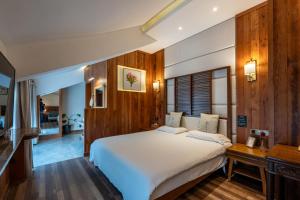 Letto o letti in una camera di Pillow Window & Listen to Rain Hostel Museum Branch Pingjiang Road, Suzhou