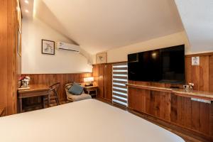 TV o dispositivi per l'intrattenimento presso Pillow Window & Listen to Rain Hostel Museum Branch Pingjiang Road, Suzhou