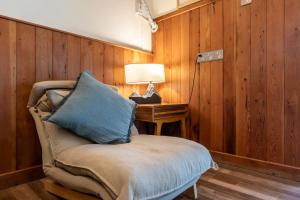 Letto o letti in una camera di Pillow Window & Listen to Rain Hostel Museum Branch Pingjiang Road, Suzhou
