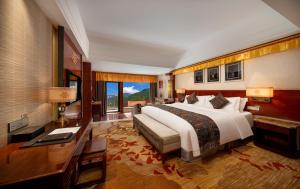 A bed or beds in a room at Wyndham Grand Plaza Royale Jiuzhaigou