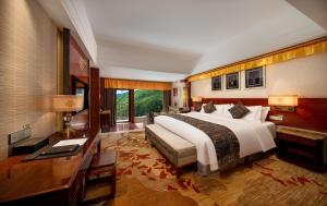 A bed or beds in a room at Wyndham Grand Plaza Royale Jiuzhaigou Még 37 kép