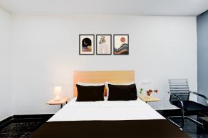 Postel nebo postele na pokoji v ubytování Super Hotel O VEDHANSHI HOTELS BHONGIRI.