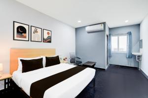 Postel nebo postele na pokoji v ubytování Super Hotel O VEDHANSHI HOTELS BHONGIRI.