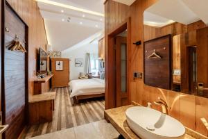 Letto o letti in una camera di Pillow Window & Listen to Rain Hostel Museum Branch Pingjiang Road, Suzhou