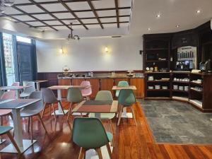 a restaurant with tables and chairs in a room at Duque de Wellington in Vitoria-Gasteiz