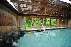 una piscina en un edificio con techo en Ginzanso, en Obanazawa
