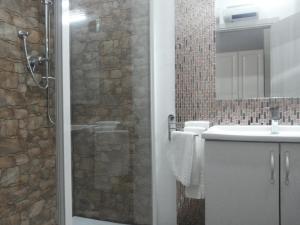 A bathroom at Brilliant Camere