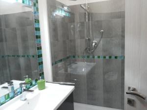 A bathroom at Brilliant Camere