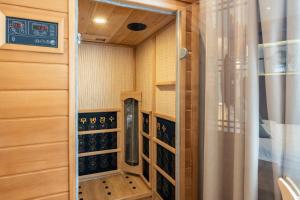 una cantina con pareti in legno e pavimenti in legno di Pillow Window & Listen to Rain Hostel Museum Branch Pingjiang Road, Suzhou a Suzhou