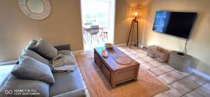 Μια τηλεόραση ή/και κέντρο ψυχαγωγίας στο Appt Ravanne à 100m du lagon de Trou d'eau