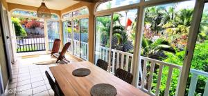 Μπαλκόνι ή βεράντα στο Appt Ravanne à 100m du lagon de Trou d'eau