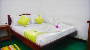 Letto o letti in una camera di Sigiriya Royal Resort