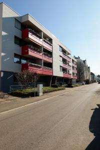 an empty street in front of a building at KOCAK - Exklusives Apartment im Zentrum in Reutlingen