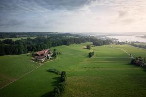 una vista aerea di una casa in un campo verde di Bio-Hotel Schiessentobel a Seeham