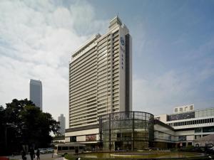 広州市にある広州 バイユン ホテルの街の正面にある大きな建物