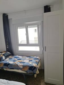 クリェラにあるMar y castilloのベッドと窓のある寝室