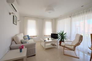 una sala de estar con un sofá y una silla en Smart Aparts, en Kalkan