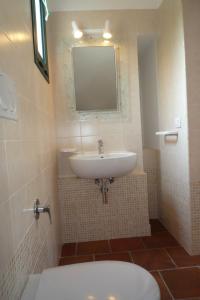 ガリポリにあるVilla FIOR DI LOTO Baia Verde Gallipoliのバスルーム(洗面台、トイレ、鏡付)